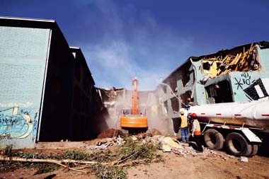 Comenzo demolicion de departamentos en sector Bajos de Mena en Puente Alto